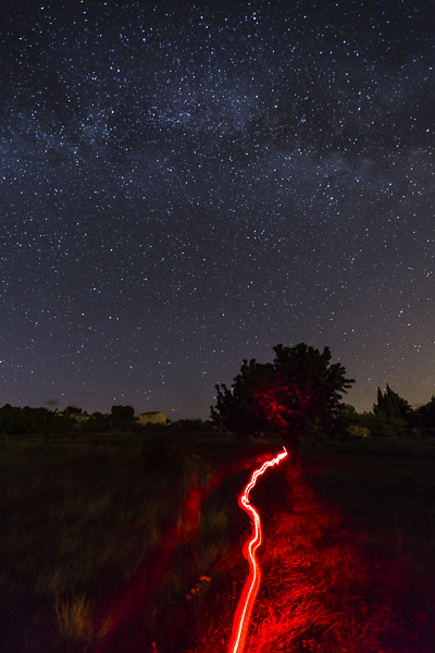 Un chemin lumineux sous un ciel étoilé