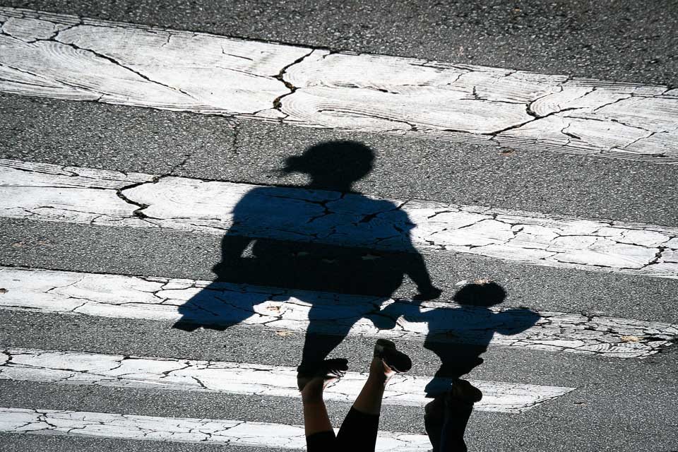 passage-pieton-mere-enfant-traversant-ombres-credit-Regine-Heintz.jpg