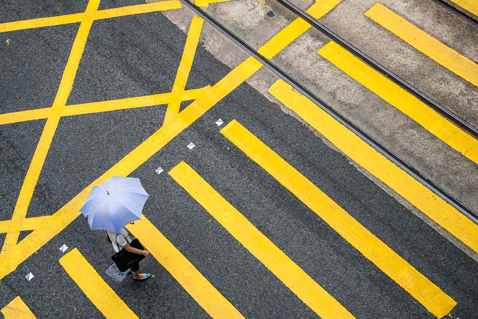 passage-pieton-parapluie-hong-kong-credit-Regine-Heintz.jpg