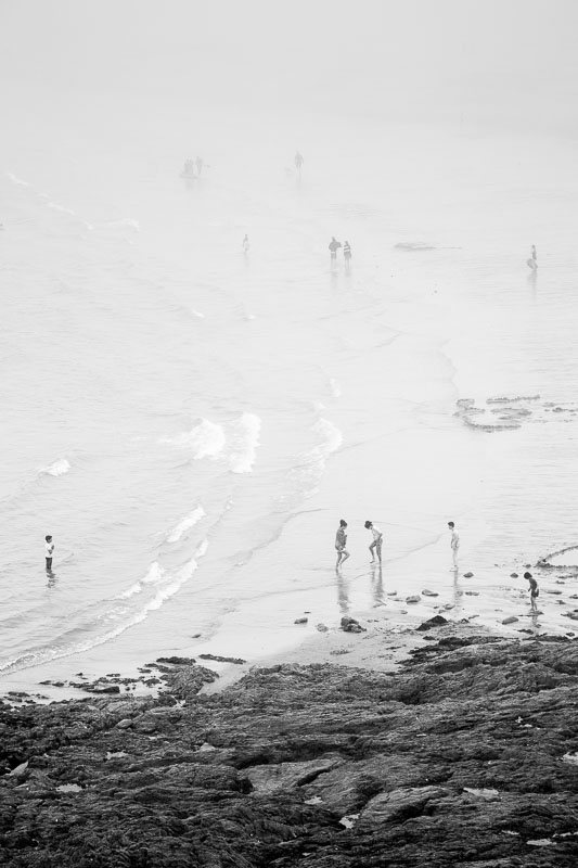 silhouettes-baigneurs-brume-plage-du-Verger-Ille-et-Vilaine-Bretagne-credit-Regine-Heintz.jpg