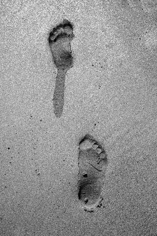 traces-pas-pieds-nus-empreintes-sable-plage-credit-Regine-Heintz.jpg