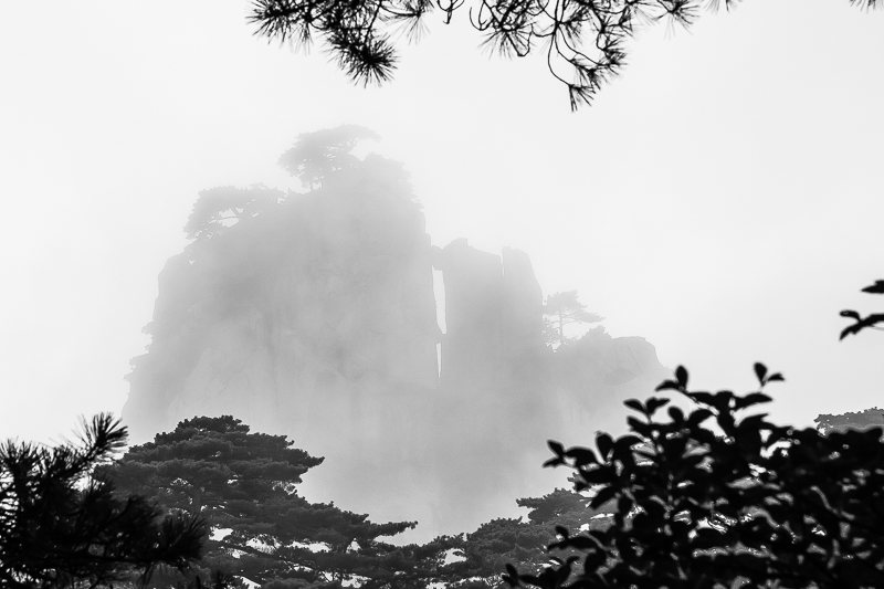 montagnes-jaunes-chine-huangshan-brume-noir-et-blanc-zen-6-credit-Regine-Heintz.jpg
