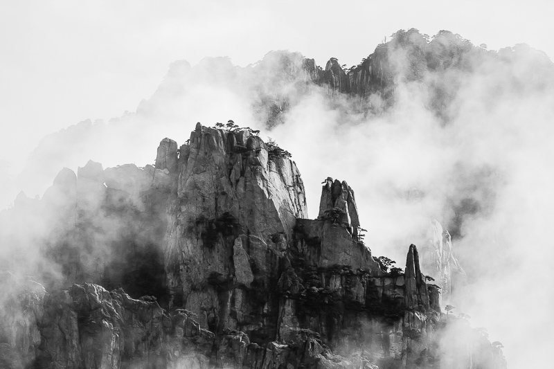 montagnes-jaunes-chine-huangshan-brume-nuages-noir-et-blanc-zen-1-credit-Regine-Heintz.jpg