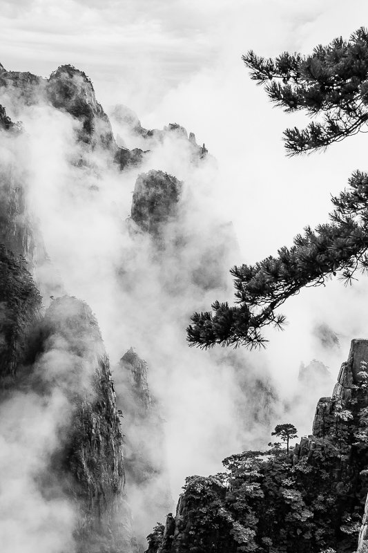 montagnes-jaunes-chine-huangshan-brume-nuages-noir-et-blanc-zen-9-credit-Regine-Heintz.jpg