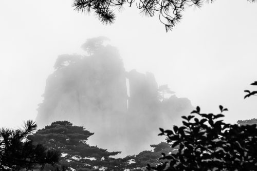 montagnes-jaunes-chine-huangshan-brume-noir-et-blanc-zen-6-credit-Regine-Heintz.jpg