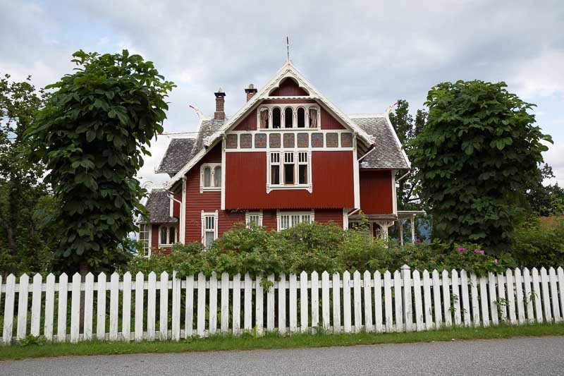 maison-rouge-cloture-blanche-Balestrand-Norvege.jpg
