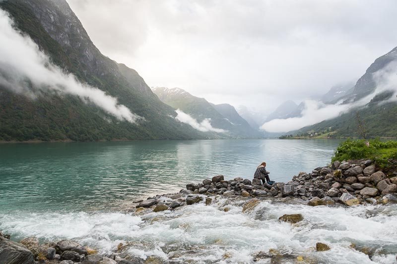 pecheur-solitude-Briksdalbreen-lac-Norvege.jpg