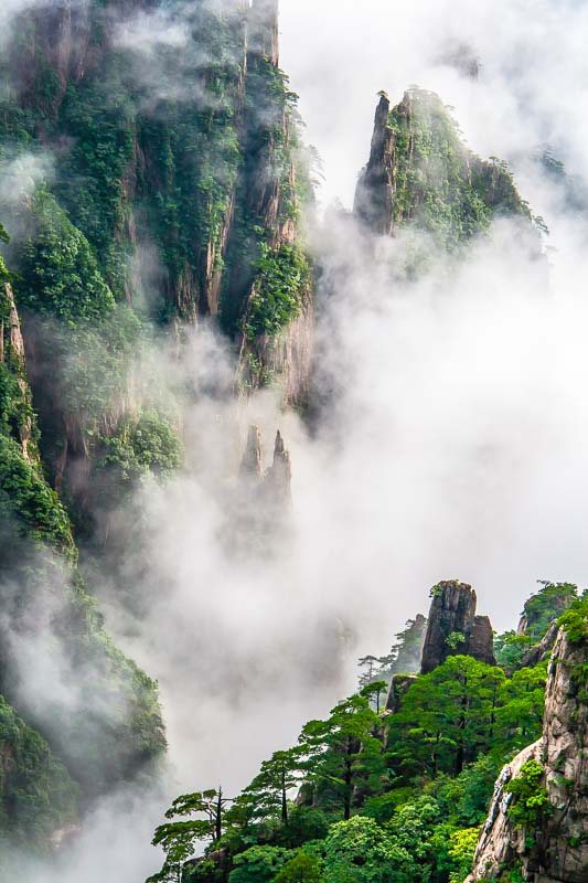 montagnes-jaunes-chine-huangshan-brume-nuages-credit-Regine-Heintz.jpg